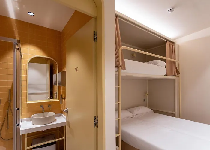 بيت شباب Camila