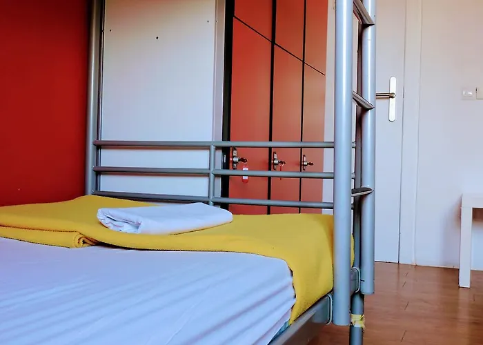 Feetup Backpackers Hostel *